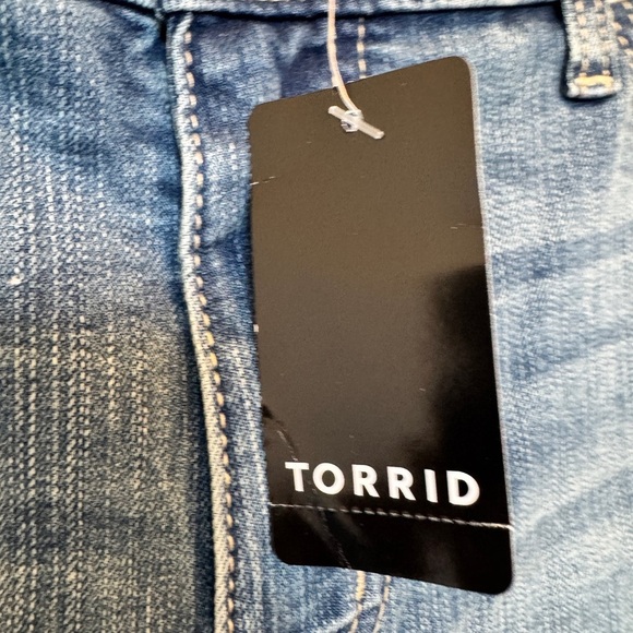 Torrid 5 Inch Perfect Boyfriend Classic Denim Mid-Rise Short - Picture 7 of 10